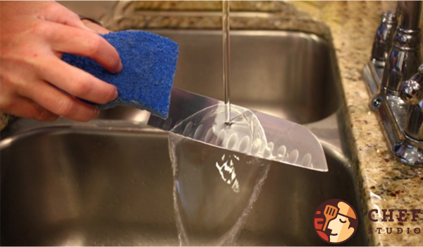 Vệ sinh dao để tránh bị gỉ sét khi dùng