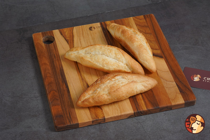 Thớt gỗ Teak Chef Studio hình vuông có lỗ treo 28x28x1,4 cm