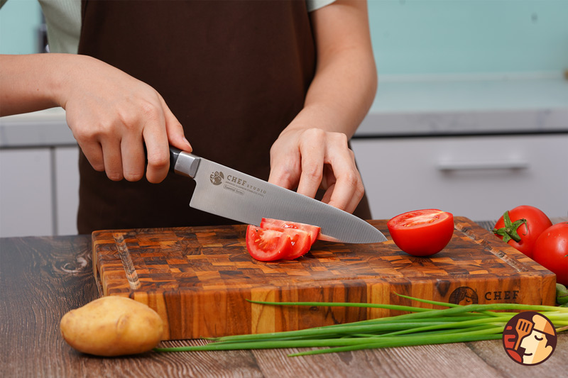 Dao đầu bếp Chef Studio có thiết kế nhỏ gọn, mũi dao nhọn