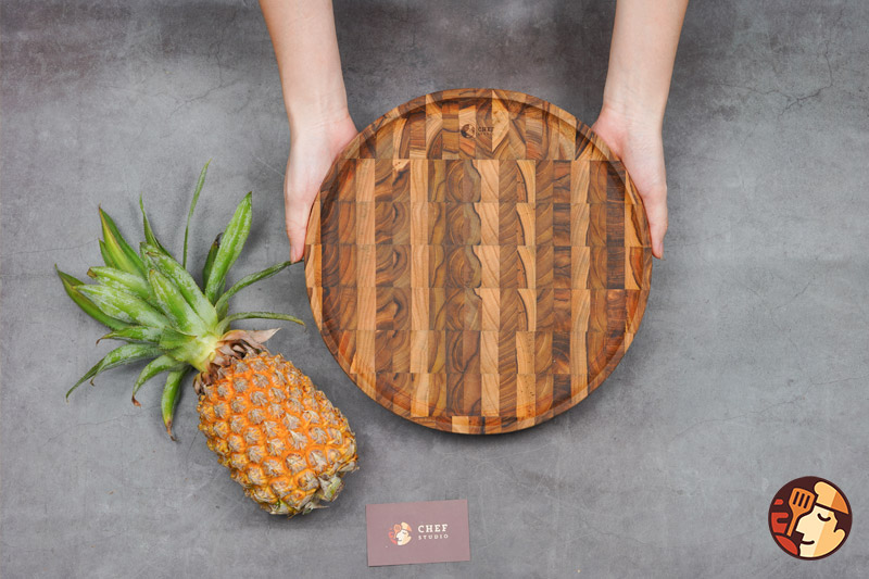 Khay gỗ Teak Chef Studio ghép đầu cây hình tròn 30x2,5 cm