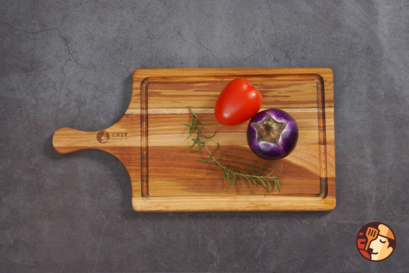 Thớt gỗ Teak Chef Studio hình chữ nhật có rãnh và tay cầm 18x35x1,4 cm