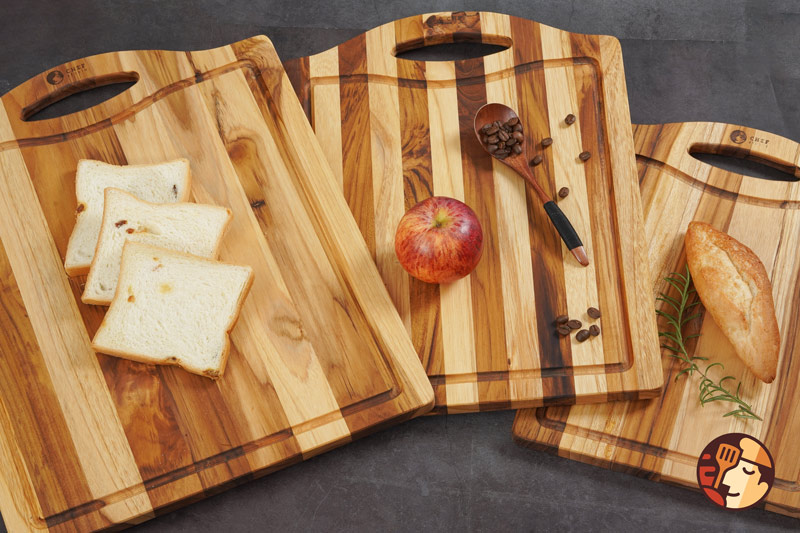 Thớt gỗ Teak Chef Studio hình chữ nhật có rãnh và lỗ treo 45,5x35,5x1,4 cm