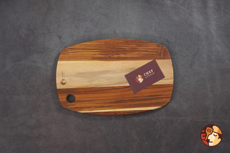 Thớt gỗ Teak Chef Studio hình oval có lỗ treo 30x20x1,4 cm