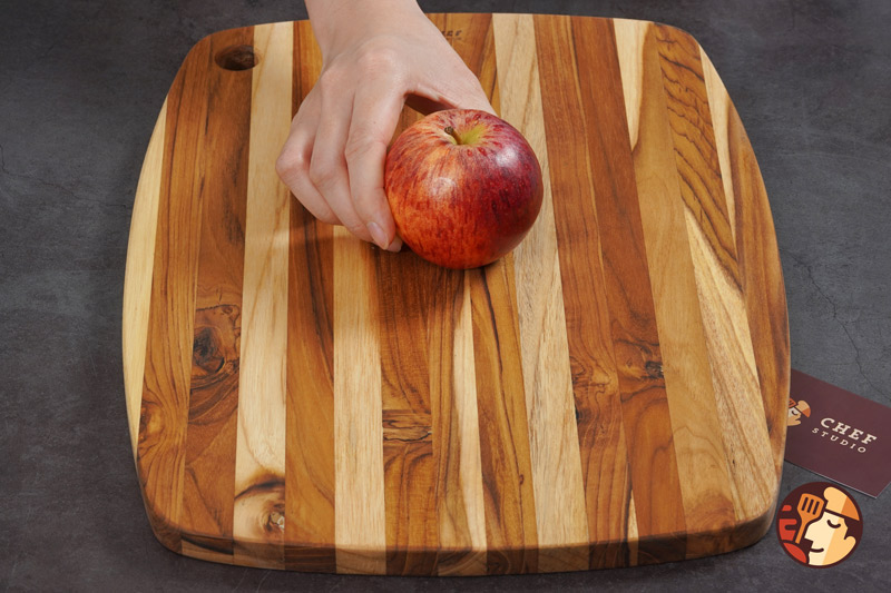 Thớt gỗ Teak Chef Studio hình oval có lỗ treo 40x30x1,4 cm