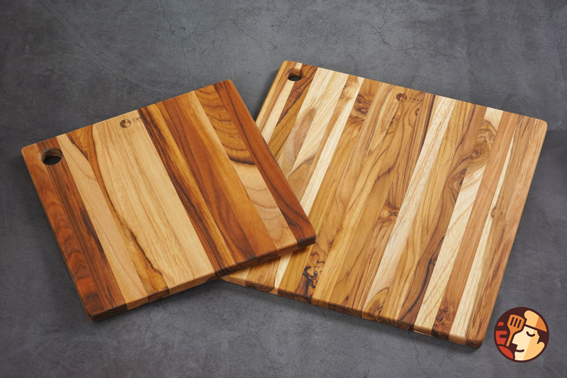 Thớt gỗ Teak Chef Studio hình vuông có lỗ treo 28x28x1,4 cm