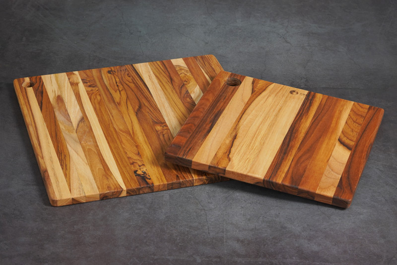 Thớt gỗ Teak Chef Studio hình vuông có lỗ treo 28x28x1,4 cm