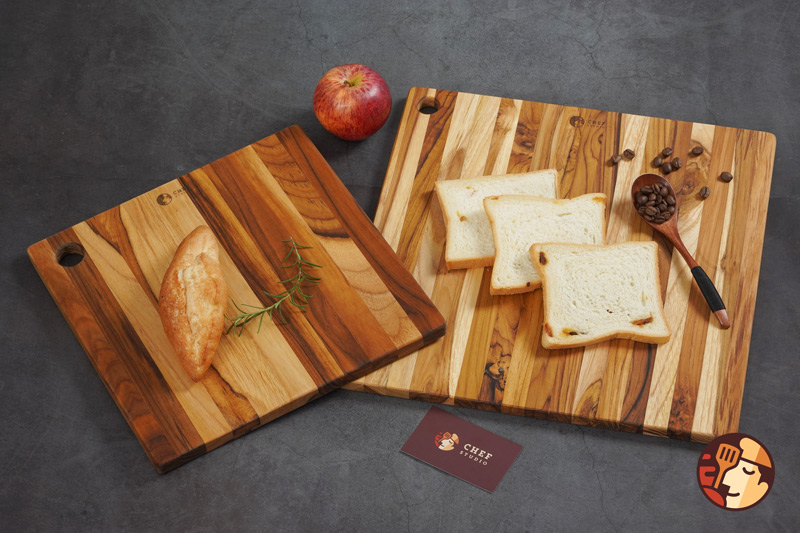 Thớt gỗ Teak Chef Studio hình vuông có lỗ treo 35x35x1,4 cm