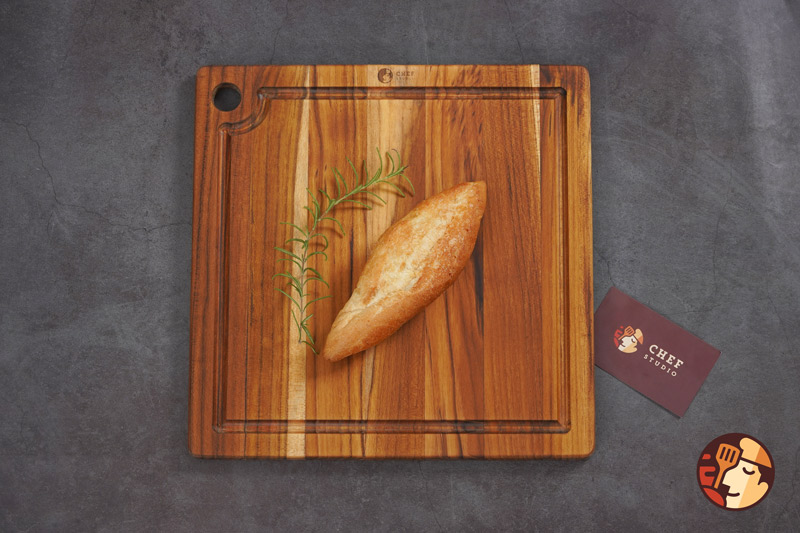Thớt gỗ Teak Chef Studio hình vuông có rãnh và lỗ treo 28x28x1,4 cm