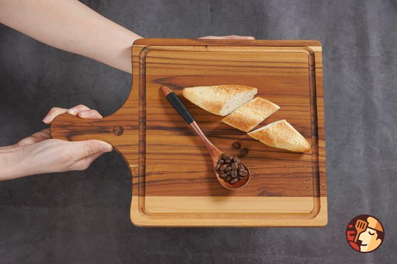 Thớt gỗ Teak Chef Studio hình vuông có tay cầm 32x35,5x1,9 cm