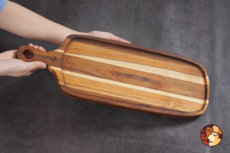 Thớt gỗ Teak hình chữ nhật có rãnh và tay cầm 18x50x1,8 cm