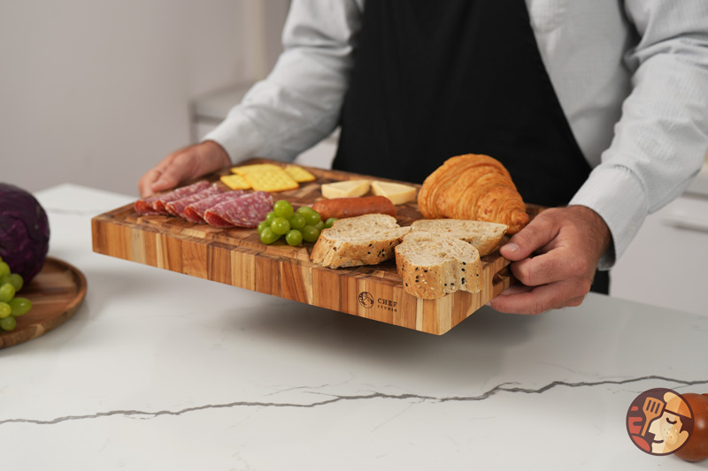 Sử dụng thớt gỗ Teak Chef Studio để bày trí thực phẩm