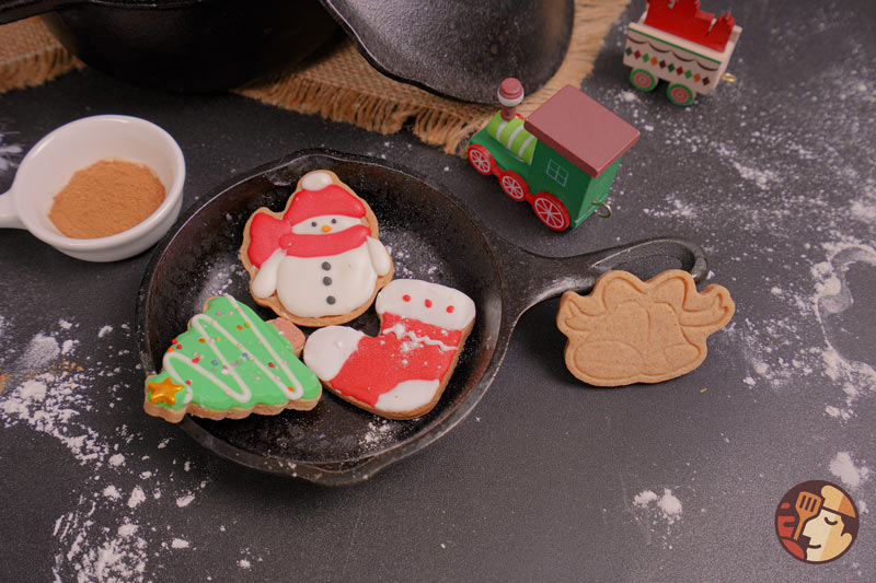 Đường trang trí giúp tạo nên màu sắc hấp dẫn cho những chiếc bánh quy trong dịp Noel