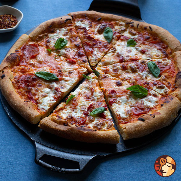 Món pizza bằng chảo gang Lodge dễ làm tại nhà