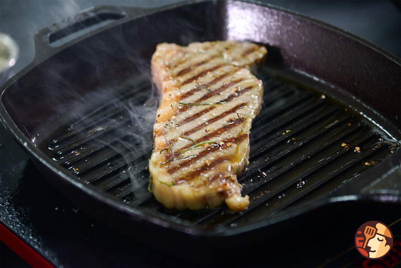 Chế biến Steak bằng chảo gang có rãnh cực kỳ ngon mắt