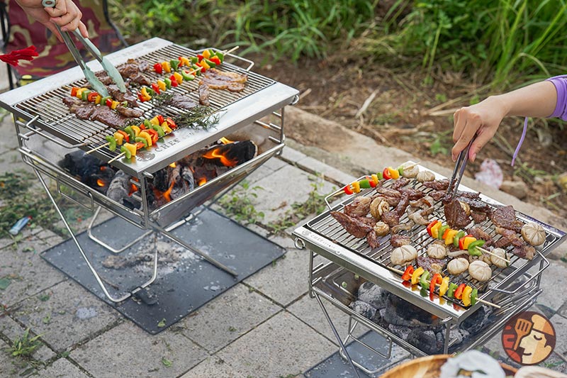 Thịt nướng BBQ kết hợp với rau củ là món hấp dẫn trong các chuyến dã ngoại ngoài trời