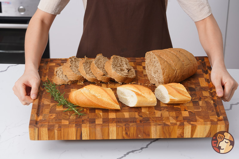 Thớt gỗ Teak có thể dùng sơ chế thức ăn, vừa có thể dùng decor trong bữa ăn hàng ngày