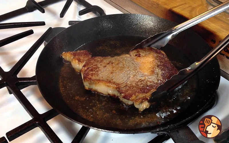 Chảo thép Carbon Lodge làm steak cực hấp dẫn.