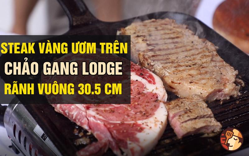 Steak vàng ươm trên chảo gang nướng Lodge rãnh vuông 30.5 cm